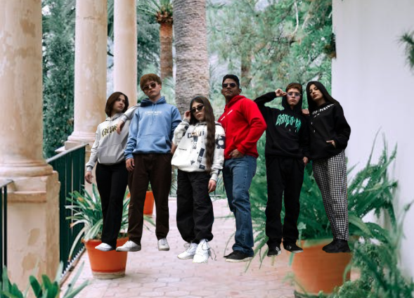 Aesthetic Y2K Looks – Easy Outfits, Makeup & Trend Guide 2025